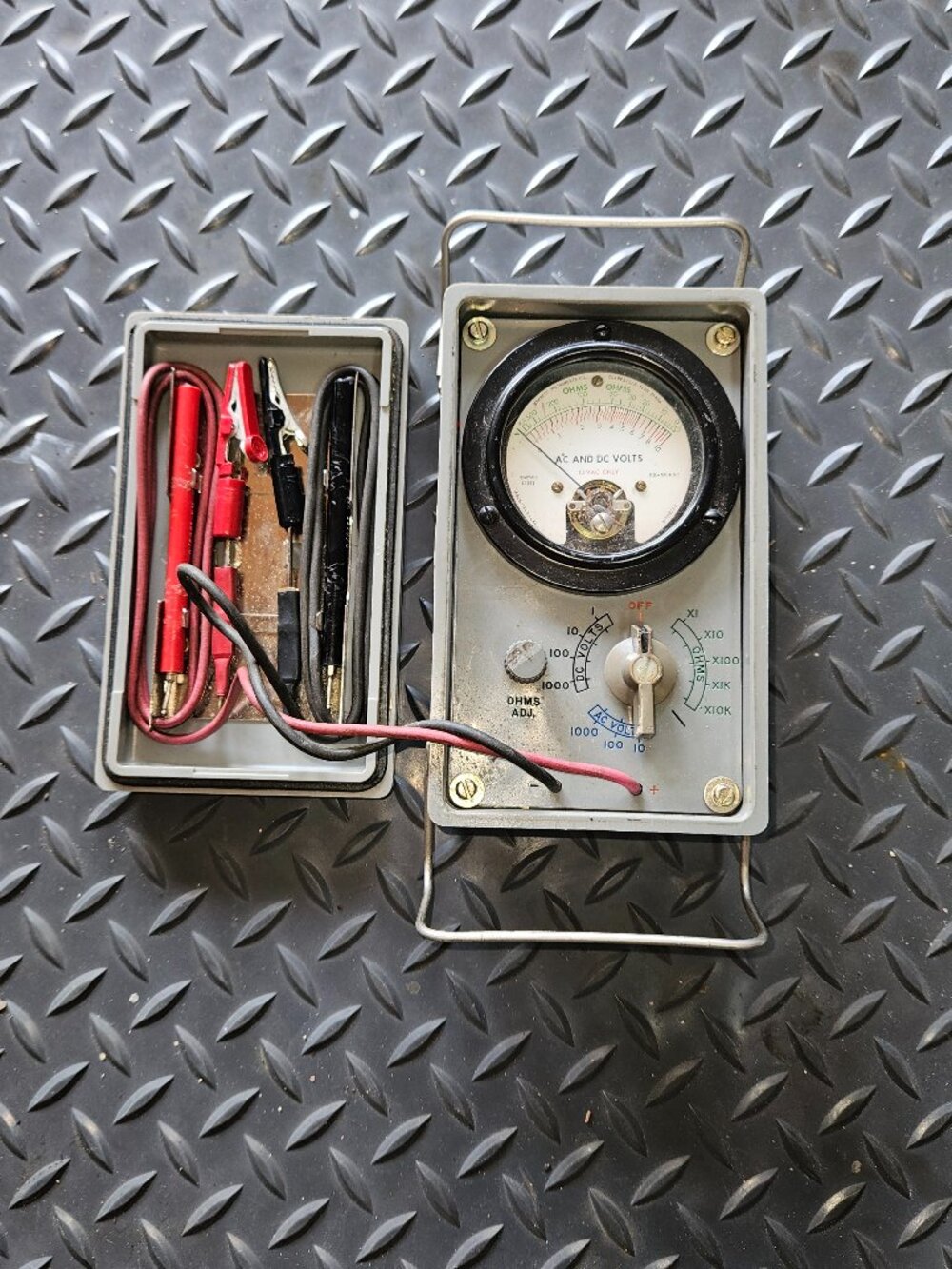 Vintage U.S. Military Multimeter – AN/URM-105C -V.O.M UNTESTED {#827-1}